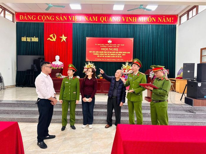 Đoàn công tác tuyên truyền, hướng dẫn các biện pháp bảo đảm an toàn phòng cháy, chữa cháy và kỹ năng xử lý kịp thời khi xảy ra sự cố cháy.
