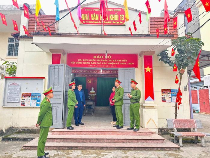 Lãnh đạo Phòng Cảnh sát PCCC&CNCH, Công an tỉnh phối hợp với Công an phường Đông Kinh kiểm tra an ninh, an toàn PCCC tại điểm bầu cử Nhà văn hóa khối 13, phường Đông Kinh.