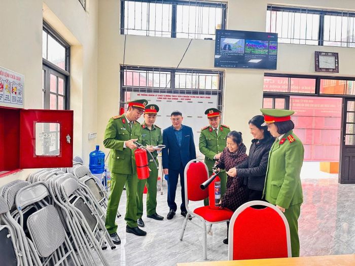 Đoàn công tác kiểm tra phương tiện chữa cháy tại điểm bỏ phiếu, đồng thời hướng dẫn thành viên tổ bầu cử sử dụng bình chữa cháy đúng quy trình, bảo đảm xử lý kịp thời khi có sự cố.