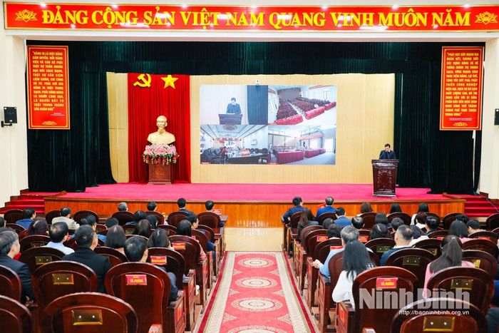Hội nghị được tổ chức bằng hình thức trực tiếp kết hợp trực tuyến.