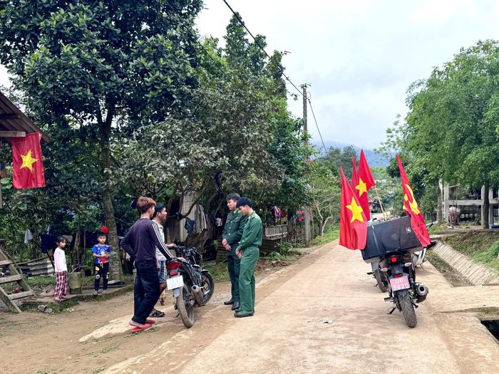 Cán bộ chiến sĩ Đồn Biên phòng Ra Mai duy trì mô hình “Tiếng loa Biên phòng” để tuyên truyền lưu động về cuộc bầu cử đại biểu Quốc hội khóa XVI và đại biểu HĐND các cấp, nhiệm kỳ 2026-2031 - Ảnh: Quang Ngọc.