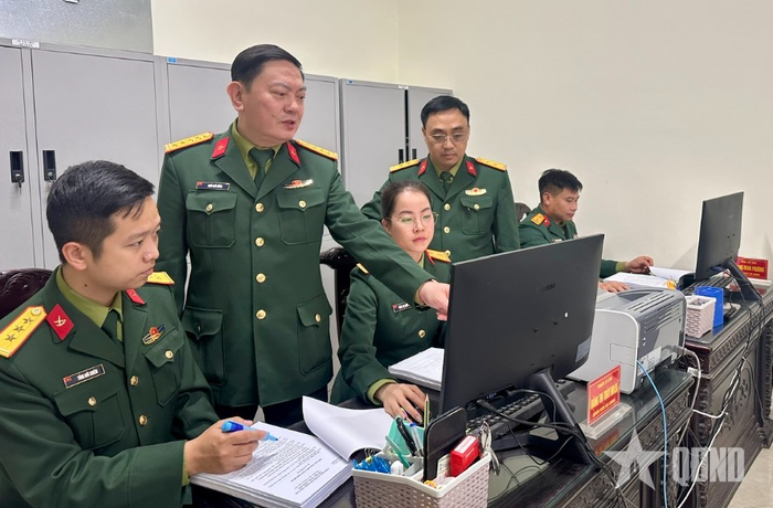 Cán bộ Phòng Tài chính Quân đoàn 12 kiểm tra công tác kế toán trên hệ thống phần mềm kế toán tại Ban Tài chính, Bộ Tham mưu. Ảnh: TỰ HỒNG MINH