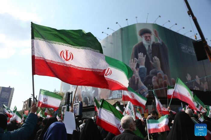 Người dân Iran đón mừng thông tin ông Mojtaba Khamenei là tân lãnh tụ tối cao Iran. Ảnh: XINHUA