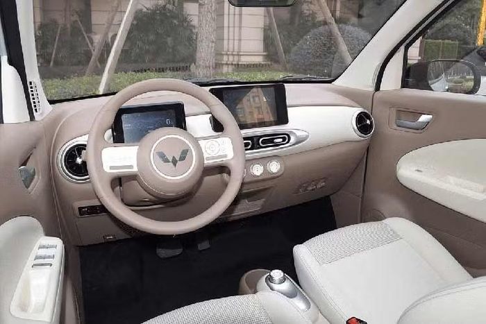 So với bản 3 cửa cũ, Wuling Hongguang Mini EV 5 cửa cũng sở hữu kích thước lớn hơn. Được phát triển dựa trên cơ sở gầm bệ Tianyu S, xe sở hữu kích thước dài x rộng x cao lần lượt 3.256 x 1.510 x 1.578 mm và chiều dài cơ sở 2.190 mm. So với phiên bản 3 cửa, xe dài hơn 336 mm, rộng hơn 17 mm, thấp hơn 43 mm trong khi chiều dài cơ sở tăng đến 250 mm.