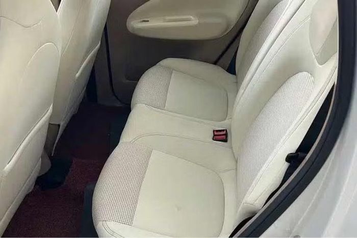 Không chỉ rộng rãi hơn, nội thất của mẫu xe mini điện Wuling Hongguang Mini EV 5 cửa sắp bán tại Việt Nam còn có một số điều chỉnh so với bản 3 cửa cũ như mặt táp-lô, cửa gió và các núm xoay chỉnh điều hòa.