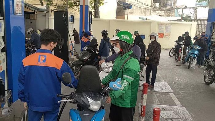 PV: Pháp luật quy định trong những trường hợp nào cửa hàng xăng dầu được phép tạm dừng bán hàng?