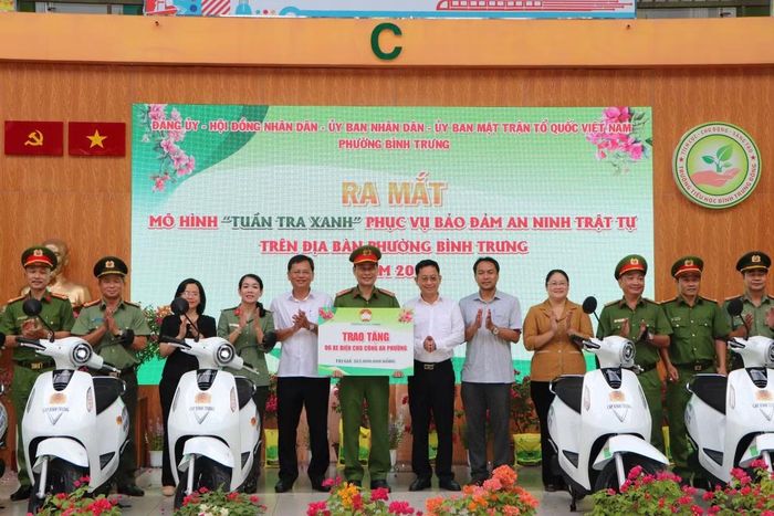 Công an Phường Bình Trưng đã thực hiện mô hình "Tuần tra xanh" song hành hai nhiệm vụ, vừa phục vụ công tác đảm bảo an ninh trật tự vừa kết hợp giảm phát thải trên địa bàn phường