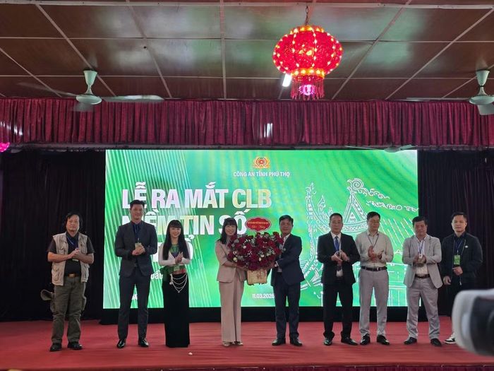 Lãnh đạo Sở Văn hóa Thể thao và Du lịch Phú Thọ tặng hoa chúc mừng CLB Niềm tin số Đất Tổ.