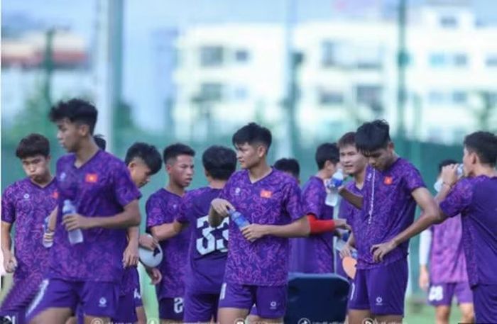 Theo điều lệ của môn bóng đá nam tại ASIAD, mỗi đội tuyển được đăng ký tối đa ba cầu thủ quá tuổi (trên 23 tuổi).