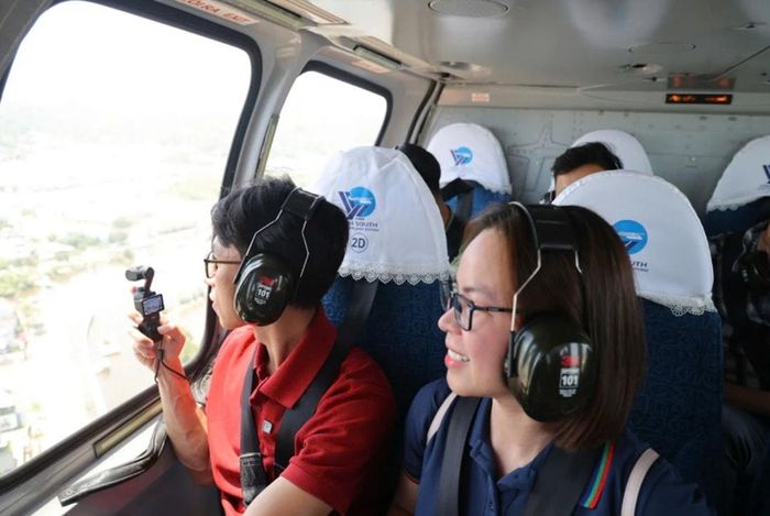 Khách trải nghiệm tour trực thăng tham quan TP HCM ngày 11/3. Ảnh: PLO