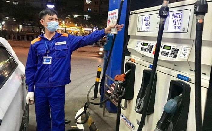 Giá xăng có thể hạ nhiệt vào tối nay. Ảnh: Moit