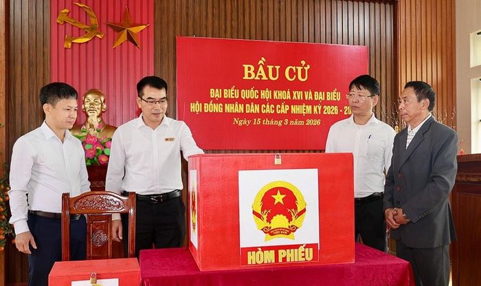 Phó Chủ tịch Thường trực UBND tỉnh Trần Song Tùng và Đoàn công tác kiểm tra công tác bầu cử tại xã Giao Hòa. Ảnh: Ngọc Ánh.
