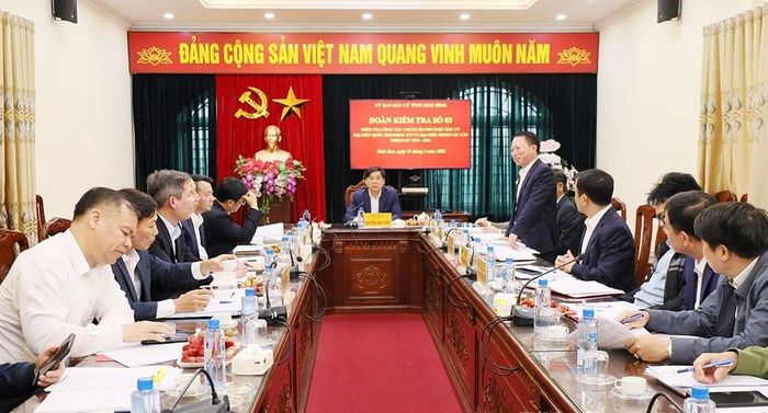 Quang cảnh buổi kiểm tra công tác chuẩn bị bầu cử tại xã Bình Sơn. Ảnh: Lê Dũng.