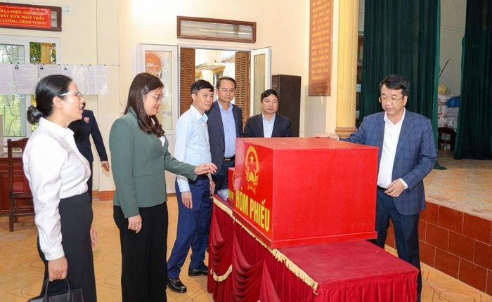 Chủ tịch UBND tỉnh Nguyễn Thanh Bình và Đoàn công tác kiểm tra công tác bầu cử tại phường Đông A. Ảnh: Văn Huỳnh.