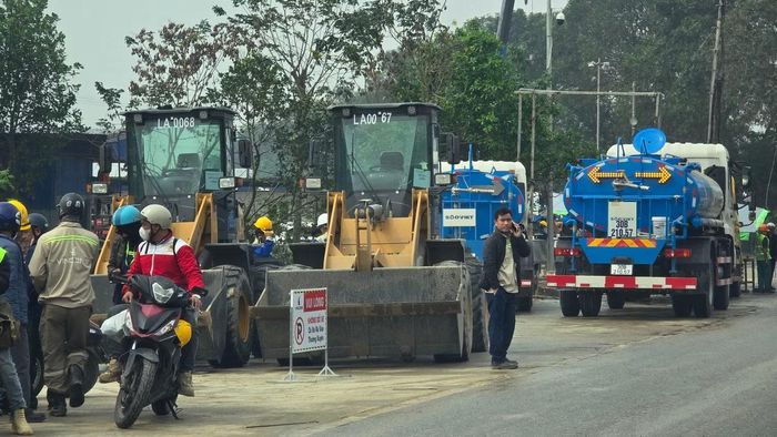 Từng đoàn xe ben nối đuôi nhau vận chuyển đất đá ra vào công trường, trong khi các máy xúc đào, hạ cốt nền và máy ủi san phẳng mặt đất, tạo nên không khí thi công khẩn trương.