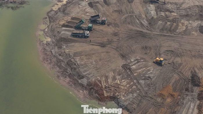 Kiến trúc sân vận động lấy cảm hứng từ họa tiết trống đồng Đông Sơn – biểu tượng của văn hóa Việt – kết hợp với các giải pháp công nghệ như ghế ngồi thông minh kết nối 5G, hệ thống kiểm soát an ninh thời gian thực và các công nghệ tiết kiệm năng lượng trong vận hành.