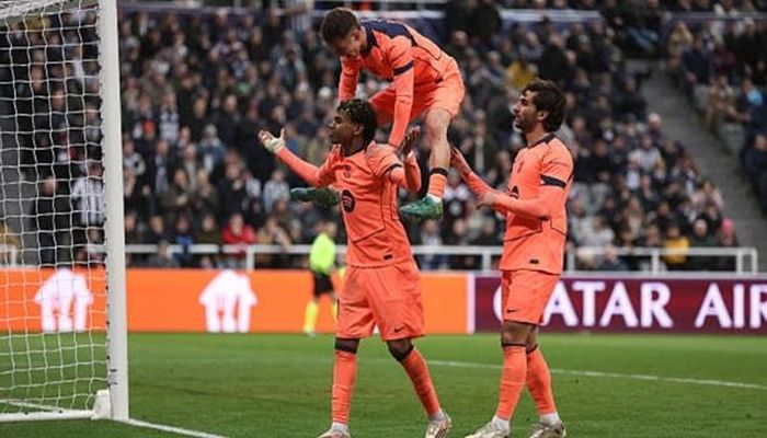 Lamine Yamal cứu Barcelona thoát thua ở phút bù giờ cuối cùng.