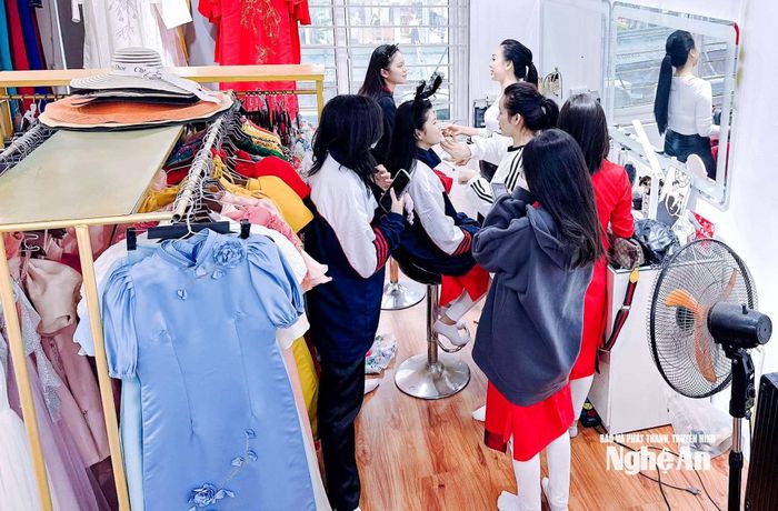 Thợ trang điểm, các cửa hàng cho thuê trang phục cũng bận rộn không kém. Ảnh: T.P