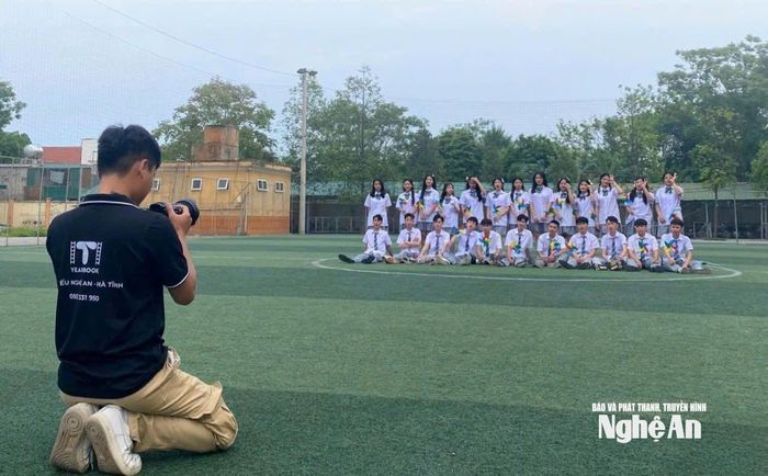Mùa kỷ yếu thường bắt đầu từ khoảng tháng 2 và kéo dài đến cuối tháng 4 hàng năm, đây là thời điểm bận rộn nhất của những người làm dịch vụ này. Ảnh: T.P