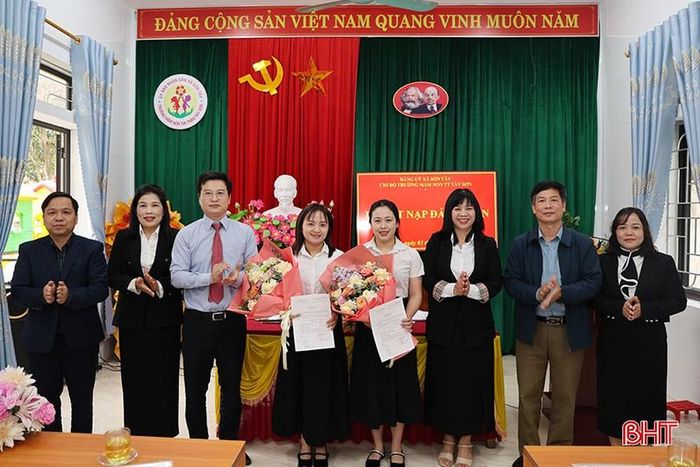 Đảng bộ xã Sơn Tây kết nạp 10 đảng viên mới trong những tháng đầu năm 2026.