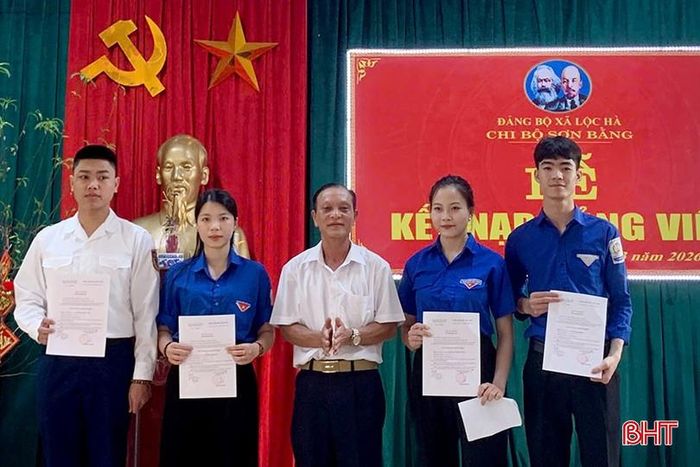Lễ kết nạp đảng viên tại Chi bộ thôn Sơn Bằng, xã Lộc Hà.
