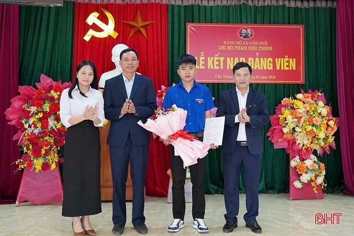 Chi bộ thôn Phan Chu Trinh (xã Cẩm Duệ) tổ chức lễ kết nạp đảng viên mới.