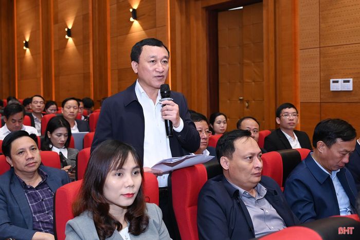 Ông Trần Xuân Phượng, Bí thư Đảng ủy - Chủ tịch HĐND phường Vũng Áng báo cáo công tác chuẩn bị bầu cử trên địa bàn.