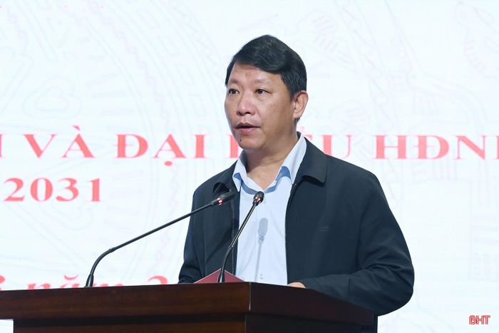 Phó Trưởng ban Thường trực Ban Tổ chức Tỉnh ủy Nguyễn Như Dũng báo cáo công tác chuẩn bị bầu cử.