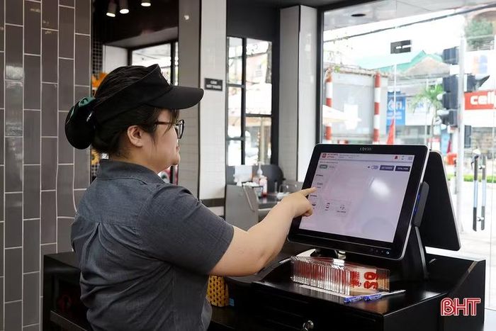 Quán gà rán Lotteria nhanh chóng bắt nhịp với hình thức bán hàng qua các ứng dụng giao đồ ăn.