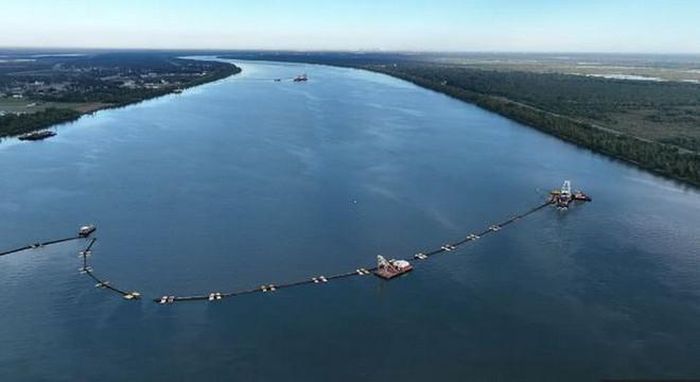 Tàu của Công binh Lục quân Mỹ sử dụng hệ thống ống để bơm bùn nạo vét trên sông Mississippi nhằm hạn chế xâm nhập mặn, năm 2023. (Nguồn: Getty Images)