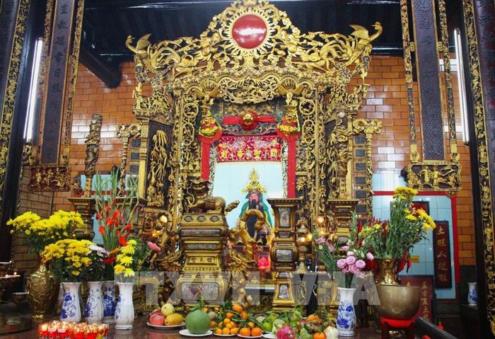 Gian giữa thờ Quan Công, một nhân vật lịch sử thời Tam Quốc được kính ngưỡng về lòng trung nghĩa và chí khí anh hùng. Ảnh: Nguyễn Hằng – TTXVN