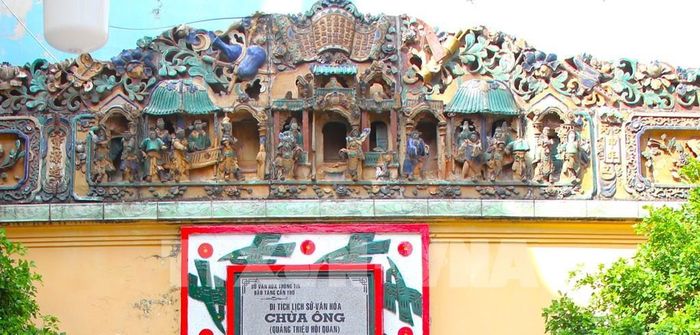 Các quần thể tiểu tượng bằng sành sứ nhiều màu sắc, diễn tả cảnh tiên giới xen lẫn trần thế. Ảnh: Nguyễn Hằng – TTXVN 
