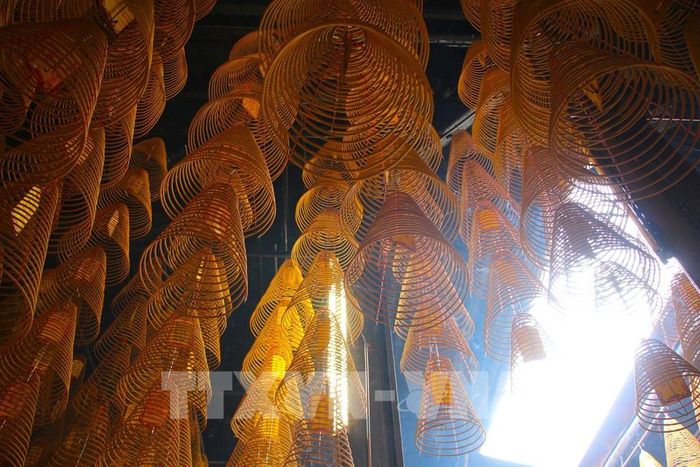 Các khoanh nhang khi mở ra có hình nón, được treo lồng vào nhau ờ độ cao và khoảng cách nhất định. Ảnh: Nguyễn Hằng - TTXVN