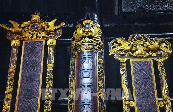 Các hoành phi, liễn đối, bao lam đều chạm khắc trên gỗ quý với hoa văn phức tạp. Ảnh: Nguyễn Hằng - TTXVN