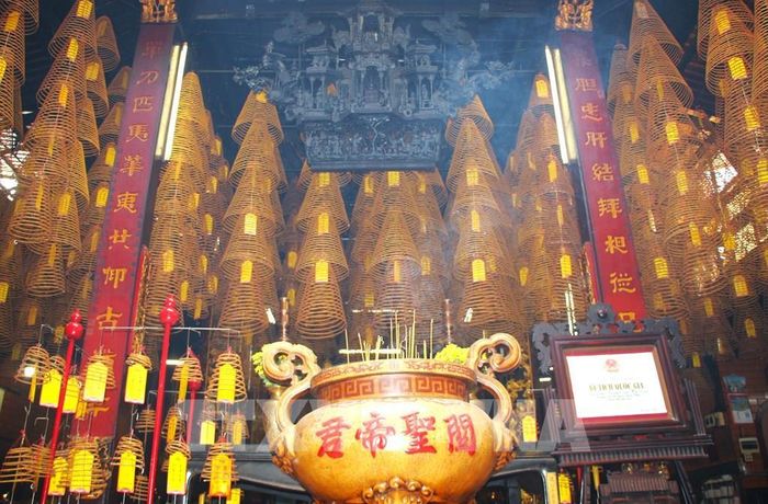 Hàng trăm khoanh nhang được thắp lên và treo trong chánh điện. Ảnh: Nguyễn Hằng - TTXVN