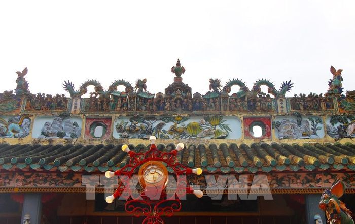 Chùa có phần mái lợp ngói âm dương, trên nóc chùa trang trí lưỡng long tranh châu, hình tượng phổ biến trong kiến trúc các ngôi chùa Hoa ở Nam bộ vào cuối thế kỷ XIX, đầu thế kỷ XX. Ảnh: Nguyễn Hằng – TTXVN