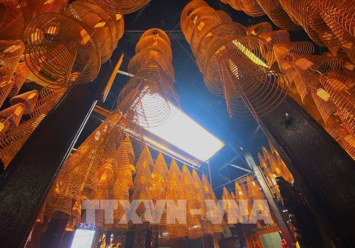 Trong chùa Ông có thiết kế một “giếng trời”, đây là nơi thoát khói cho hàng trăm khoanh nhang tỏa ra suốt ngày đêm. Ảnh: Nguyễn Hằng - TTXVN