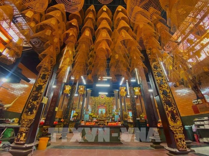 Một góc ngôi chánh điện uy nghi cổ kín. Ảnh: Nguyễn Hằng - TTXVN