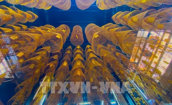 Mỗi khoanh nhang có thời gian cháy khoảng 2 tuần. Ảnh: Nguyễn Hằng - TTXVN
