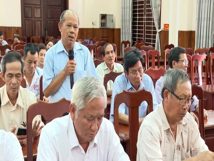  Cử tri gửi gắm tâm tư, nguyện vọng đến các ứng cử viên. Ảnh: Bình Dương 