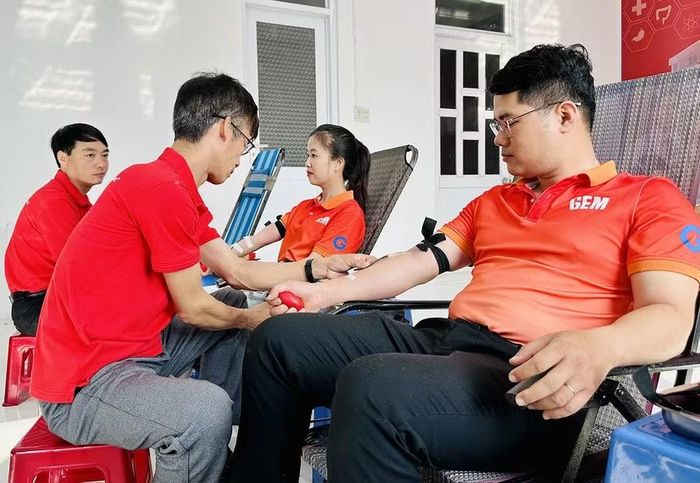 Các y, bác sĩ Hệ thống Y tế GEM tham gia hiến máu tình nguyện tại Bệnh viện Mắt Quốc tế Sài Gòn - Gia Lai ngày 1-3. Ảnh: Như Nguyện