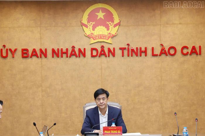 Đồng chí Phan Trung Bá - Ủy viên Ban Chấp hành Đảng bộ tỉnh, Phó Chủ tịch UBND tỉnh dự, chủ trì hội nghị.