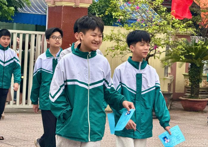 Các thí sinh hồ hởi đến trường thi.