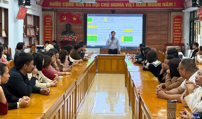 Lãnh đạo Sở Giáo dục và Đào tạo triển khai quy chế thi đến các giám thị.