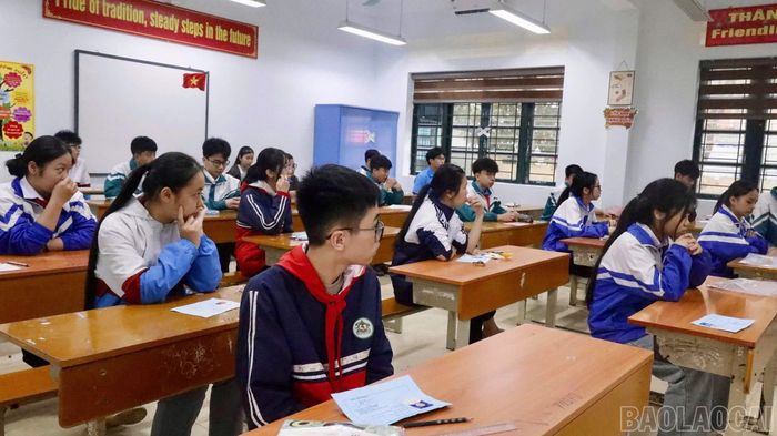 Thí sinh làm thủ tục tại phòng thi.