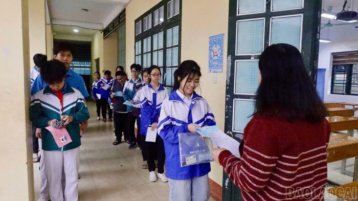 Các thí sinh làm thủ tục vào phòng thi.