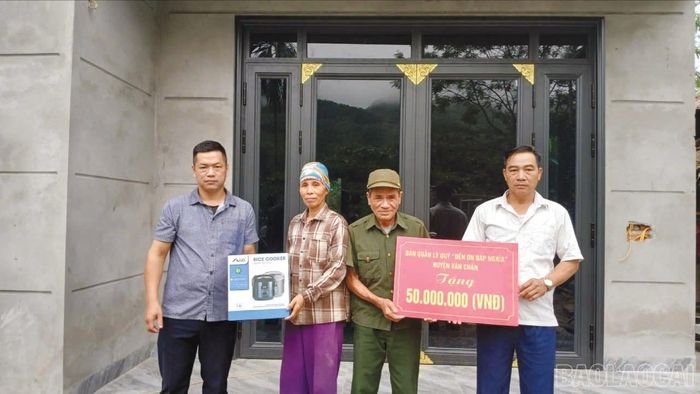 Thương binh Phạm Văn Thanh, thôn Bằng Là 2 nhận hỗ trợ kinh phí làm nhà từ nguồn Quỹ "Đền ơn đáp nghĩa".