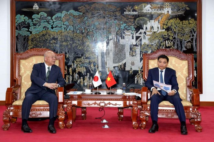 Bộ trưởng Nguyễn Văn Thắng trao đổi các nội dung liên quan tới Dự án đầu tư xây dựng Trường Đại học Việt Nam - Nhật Bản. Ảnh: Đức Minh