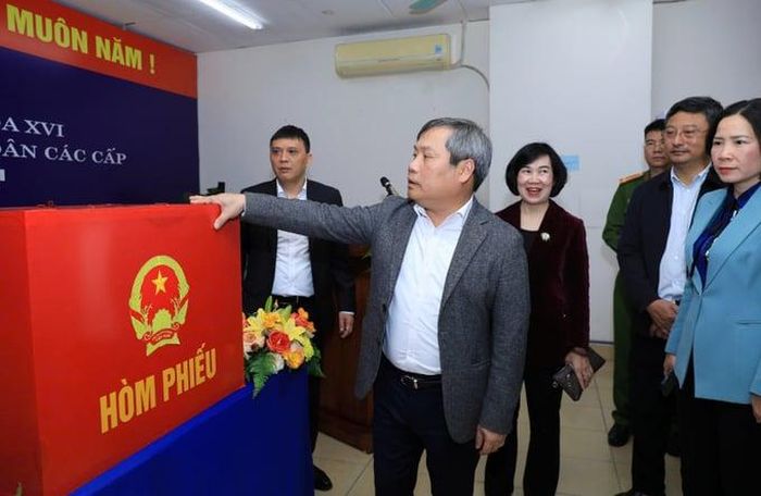 Chủ tịch Hà Nội Vũ Đại Thắng kiểm tra một điểm chuẩn bị bầu cử.