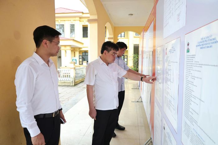 Lãnh đạo Đảng ủy xã Tam Hồng kiểm tra công tác bầu cử tại các khu vực bỏ phiếu